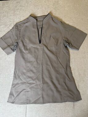 Unbranded Women's Short Sleeve Zip-Neck Blouse in Gray
